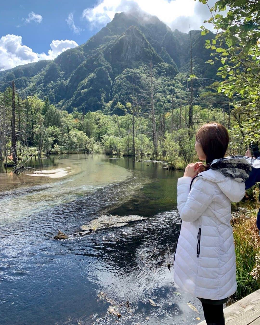 小野澤玲奈のインスタグラム：「先週の上高地　美しい自然✨  想像以上に気持ちのいい場所だった🏔✨  １年前に台風被害のあった長野市からハガキが届きました あのお寺はきれいになったかな？ ことしは🍎が落ちたりしなかったかな？  この梓川も千曲川につながっている  １年前と同じ起源の水を見て 自然とは 恵と脅威、不可分なんだなぁと。  体の空気が新鮮に入れ替わったのに 元に戻っちゃった🙄  #上高地 #長野 #梓川 #大正池  #ハイキング  #大自然 #リフレッシュ🍃」