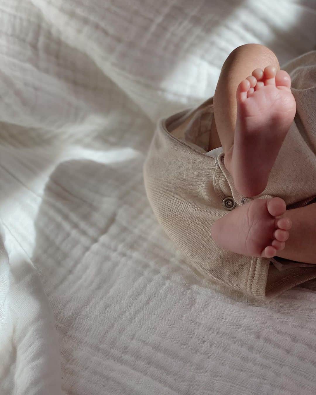目見田早弥子のインスタグラム：「🌿 日中眠くて仕方ないけど今しかないふにゃふにゃな娘の姿を ちょっとでも記録しておきたい！ お洋服は @nanami311_ ちゃんFamilyのブランド、 @mon_everything のもの🤍🤍 生地が柔らかくて着心地良さそう🍑 0-3mやからいっぱい着せよう♡」
