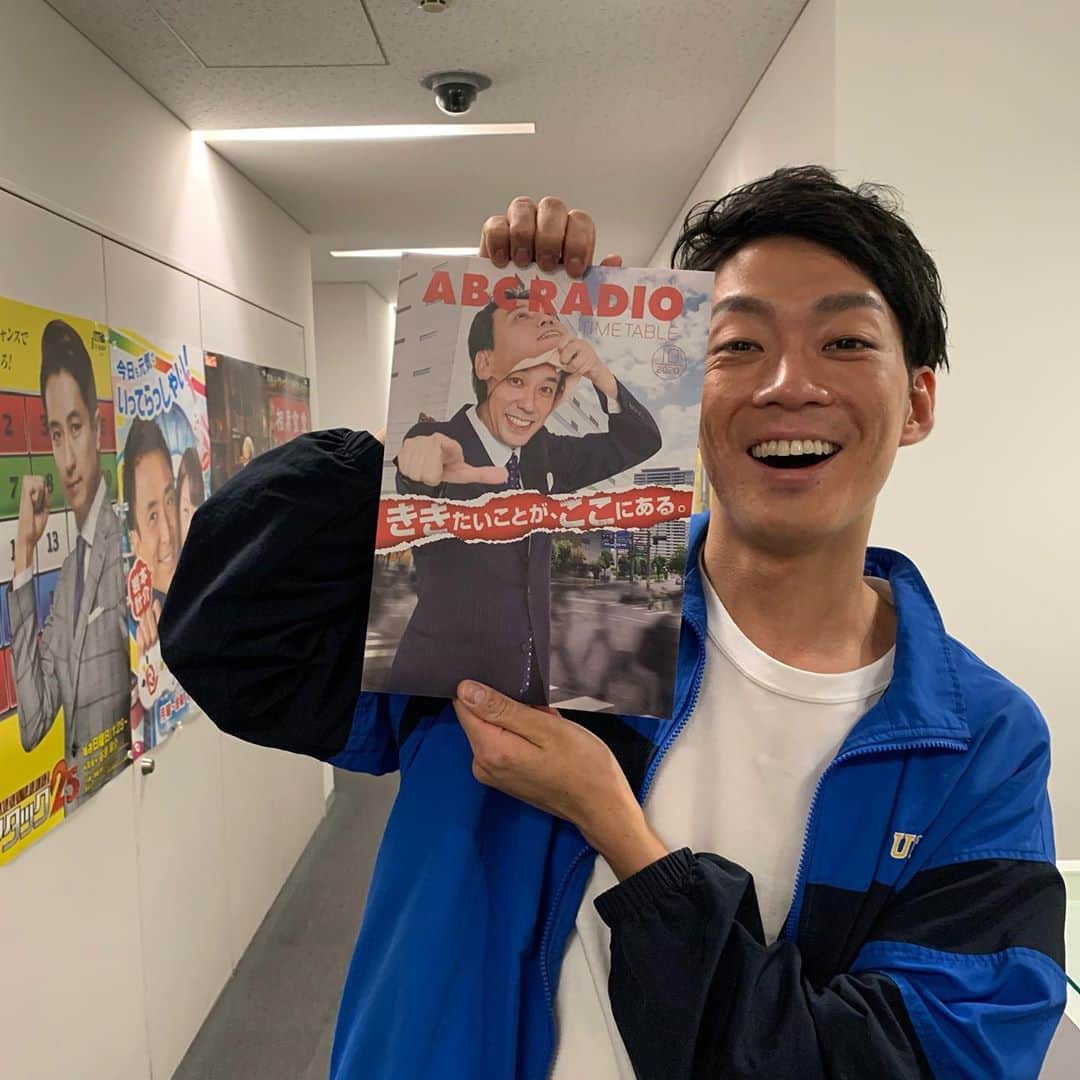 のインスタグラム：「【❗️爆報❗️】  この度、ABCラジオでレギュラーが決まりました🎉🎉  隔週水曜日の15:00から、浦川泰幸さんの「ウラのウラまで浦川です」のパートナーを務めさせて頂きます😇👂  お昼のラジオのレギュラーは初です！！  どうぞお聴きください！  僕と反対の週にはカベポスターの浜田くんが出ます！」