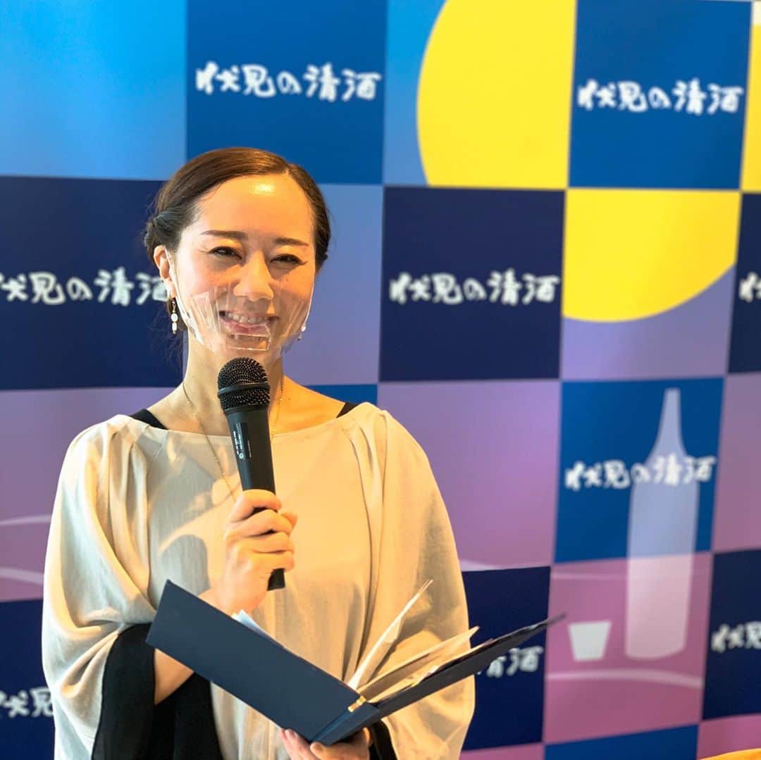 のインスタグラム：「渋谷のスクランブルスクエア３階のイベントスペースで今日からスタートした「京都•伏見のSAKEスタンド」のメディアレセプションの司会を担当させて頂きました。父の地元でもある伏見、しかも大好きな日本酒というダブルのご縁は嬉しい限り♪酒サムライの叙任式でご一緒した伏見酒造組合理事長の増田徳兵衛さんにも久々にお会い出来、またこれまで飲んだことのない伏見の清酒を色々と試飲出来てとても楽しかったです！ 伏見16蔵の選りすぐりの46銘柄と神楽坂茶寮のフードを楽しむ事が出来ます。ペアリングはシュウ・サケ・コーポレーションの北山秀人さんが監修。 唎酒漫才師のにほんしゅのお2人とも久々にお会い出来て、酒縁&酒友に感謝な良き時間でした♪  「神楽坂 茶寮」とコラボしたおつまみとオリジスイーツ、利き酒師セレクトの酒が付くセット（各600円）を日替わりで楽しめる他、全種類、純米大吟醸も含めて30ml 100円で味わえるのもびっくり！  　営業時間は11時～21時で20分制、各回定員10人で、検温、手の消毒、テーブル間の感覚もあけるなどの対策もしっかりしています。 混雑をさけるために、Peatixで事前の来場予約制となっています。  10月11日までの期間限定ですので、ぜひ、伏見の美味しい日本酒、自分の好みの日本酒との出会いをお楽しみ下さい♪  https://fushimisakestand1.peatix.com/  #sake #日本酒 #伏見の清酒 #渋谷スクランブルスクエア #にほんしゅ #唎酒漫才師 #京都伏見 #somarta」