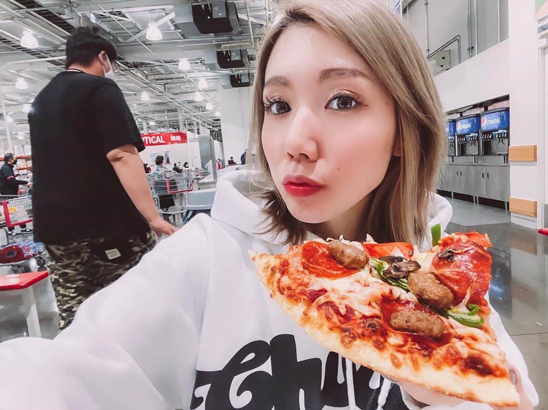 DJ CHI☆MEROのインスタグラム：「. だいすきおピザ🍕﻿ 全然関係ないけど、﻿ 宮古島のおススメスポット﻿ 教えてくださーーーい！！！﻿ ﻿ ﻿ #outfit @highflyer.kashiwa  . . . #コストコ#宮古島#沖縄 #一枚は絶対ある半目ショット」