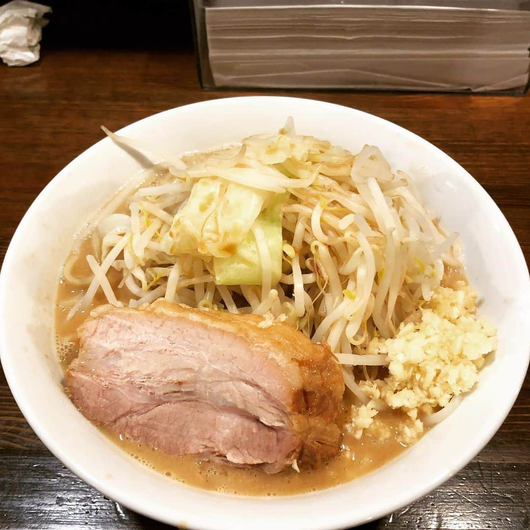 長澤喜稔のインスタグラム：「家系のような二郎系。二郎系はそこまで食べないけどこれは毎日食べたい。麺が平打ちでパスタのようなのもまた良い。 #ちばから #ちばから渋谷道玄坂店 #渋谷 #渋谷ラーメン #ラーメン #家系ラーメン #二郎系ラーメン」