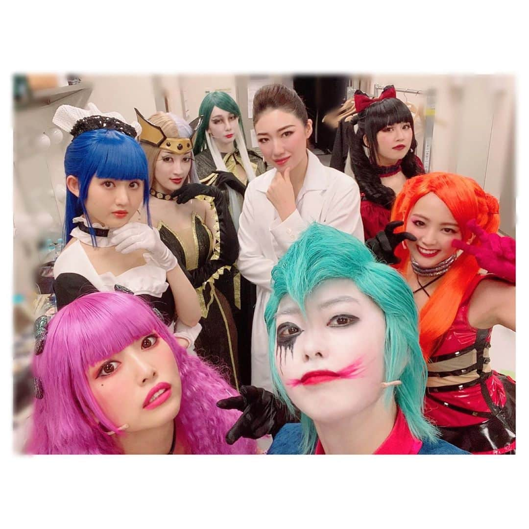 香音有希さんのインスタグラム写真 - (香音有希Instagram)「#舞台キューティーハニー #ハニステ 3日目2公演も無事に終了致しました！！！ ご来場頂きました皆様本当に有難うございました☺️✨✨ 残すは土日4公演！！！！！！ 最高に楽しい文化祭のフィナーレにするぞーっ！！！♪( ´θ｀)ノ . ヒール側のパンサー軍団に囲んで貰った😈😈😈 ヒール1人1人にもストーリーがあって、どちらも魅力的で愛に溢れた世界です。 悪い子たちに囲まれると悪い顔したくなりますな😏 . #パンサー軍団#黒幕みたいになってますけど#違います#如月博士」10月2日 21時34分 - kaonyuki_yukako