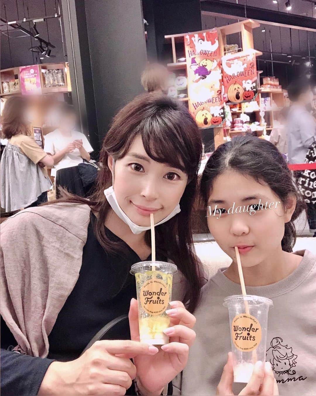 三佐和あやさんのインスタグラム写真 - (三佐和あやInstagram)「ガーデンズは家族連れが多いなぁ〜☺️子供たちの買い物中 わたしはずっと座ってばっかでした〜 体力温存。主人と母に任せっきり😙 かぼちゃミルク🥛とバナナジュースおいしかったです💛🎃 ・ ・ #ぷんにーらいふ #ぷんにー #マタママ #マタニティ #マタニティライフ#妊娠9か月 #臨月 #2020年11月出産予定」10月2日 21時34分 - misawa_aya