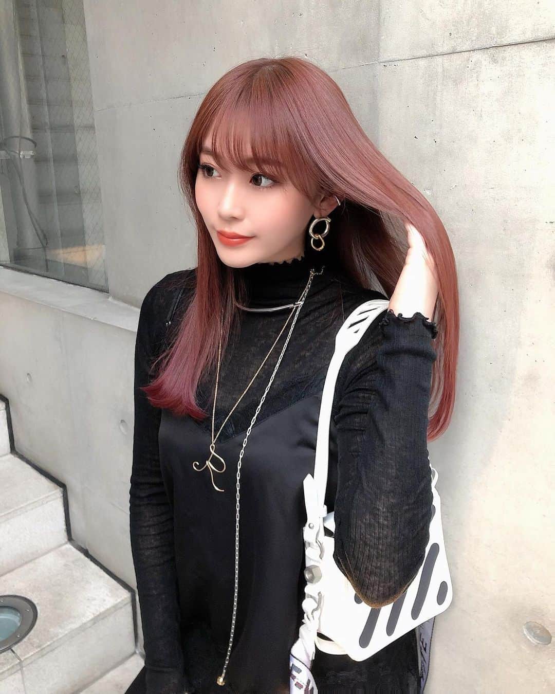 のインスタグラム：「気分転換🥺❤️ ブリーチ無しでここまで綺麗な pink beigeにしてもらった😍 日の光でこの色で室内だと もう少し落ち着いた色です♡ 水素2倍のミネコラトリートメントと 一緒にカラーしてもらうと 色持ちも良いし仕上がりも艶々に🥺❣️ 透明感のある理想通りの色になって とってもお気に入り🥰❤️」