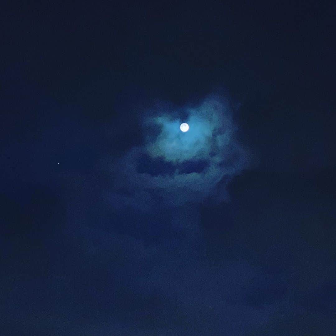 佐藤弘道さんのインスタグラム写真 - (佐藤弘道Instagram)「雲と雲の切れ間に、少しだけ満月を見ることが出来ました(^^)  #満月 #雲が無ければ」10月2日 21時39分 - satouhiromichi023