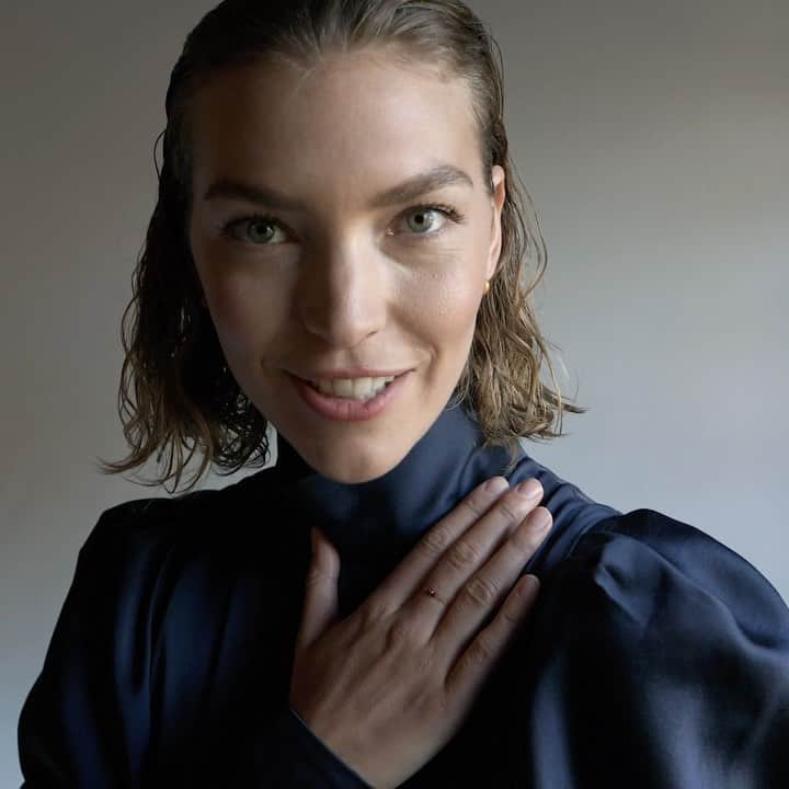 アリゾナ・ミューズのインスタグラム：「Sustainability is no longer a choice, it’s mandatory. Pre-orders are now available for my collection with  @olisticthelabel - head to the 🔗 in their bio! #SustainableFashion 🌿」
