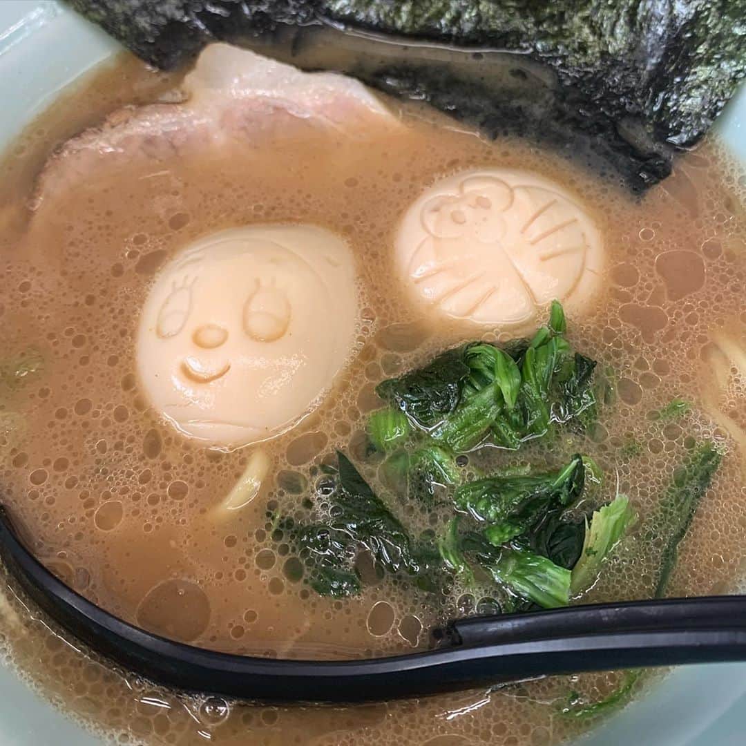 のインスタグラム：「今日は人生で初めて生年月日で運勢を占って貰いました…！  新しいことを始めるなら26歳。 それまでは周りにお願いされた事を 一生懸命やること、人との縁を大切に とのことでした。  ハリネズミと金属のアクセサリーをつけると良いよとのことで、  帰りにネモフィラと青い薔薇とシロツメクサの指輪を買って帰りました。 気分で付け替えよう…、と思います…！  とてもちょろいですね！  最近、食べたラーメン屋さんの煮卵さんがしゃれおつでした。」