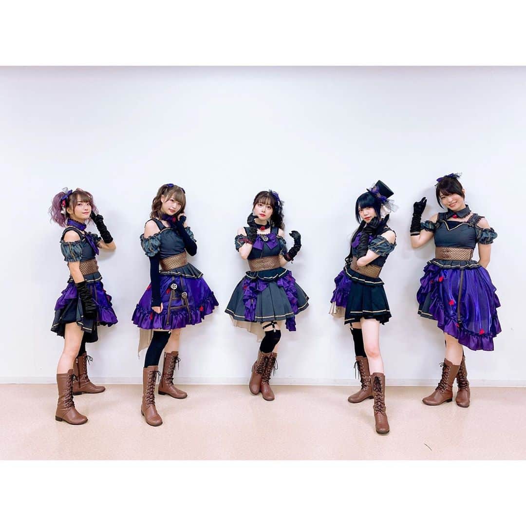 菅沼千紗のインスタグラム：「#TIFオンライン2020 . アンティーカしてきたー！！ シャニマスの曲の良さが色んな人に伝わってたらいいなぁ。 見てくださったプロデューサーさんもありがとう！！！！ . 絶妙な距離感と空気感の 摩美々と霧子が撮れました。 どう言うことかは分かりません。 逆にどう思いますか？」