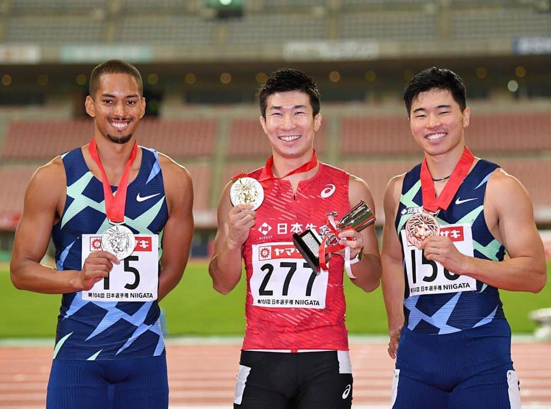 日本オリンピック委員会さんのインスタグラム写真 - (日本オリンピック委員会Instagram)「陸上の日本選手権第2日。男子100m決勝は向かい風0.2mのもと、桐生祥秀選手が10秒27で1着。6年ぶり2度目の日本一となりました🙌🎊 ケンブリッジ飛鳥選手が10秒28で2位、小池祐貴選手が3位。 （写真：アフロスポーツ） . 👟The 104th Japan Track & Field National Championships👟 . [Men's 100m Final] 🥇桐生祥秀/Yoshihide Kiryu 10.27 🥈ケンブリッジ飛鳥/Aska Cambridge 10.28 🥉小池祐貴/Yuki Koike 10.30 . #陸上 #athletic #桐生祥秀 #YoshihideKiryu #ケンブリッジ飛鳥 #AskaCambridge #小池祐貴 #YukiKoike #がんばれニッポン #teamnippon #japaneseolympiccommittee #Tokyo2020  . 📷AFLOSPORT」10月2日 21時50分 - teamjapanjoc