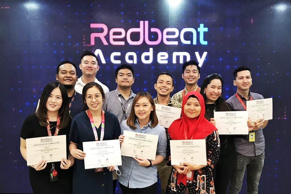 エアアジアのインスタグラム：「Yesterday, @redbeatacademy celebrated its first batch of 135 #AirAsia Allstars, who graduated in their Digital Fundamentals course today from the internal Reskilling & Upskilling Programme! Congratulations, graduates! 👨🏻‍🎓👌🏻🎉  AirAsia Digital, in partnership with Google, launched the premier Redbeat Academy today as part of their continued digital transformation journey.  The Academy was launched by Yang Berhormat Khairy Jamaluddin, Minister of Science, Technology and Innovation and Datuk Ir. Dr. Siti Hamisah binti Tapsir, Secretary General of Ministry Science, Technology and Innovation.  In addition, Redbeat Academy signed a partnership with Malaysian Industry-Government Group of High Technology (MIGHT) to reskill a pool of talent in Software Engineering and High Technology projects (such as blockchain and data) and Universiti Teknologi Malaysia, Universiti Malaya and Asia School of Business in collaboration with MIT Sloan Management, in awarding a micro-credential to Redbeat Academy courses and acknowledging it as part of the Accreditation of Prior Experiential Learning (APEL).  If you’re interested in signing up, checkout https://redbeatacademy.com/ to know how or click the link in our bio!  #LiveLifeNow」