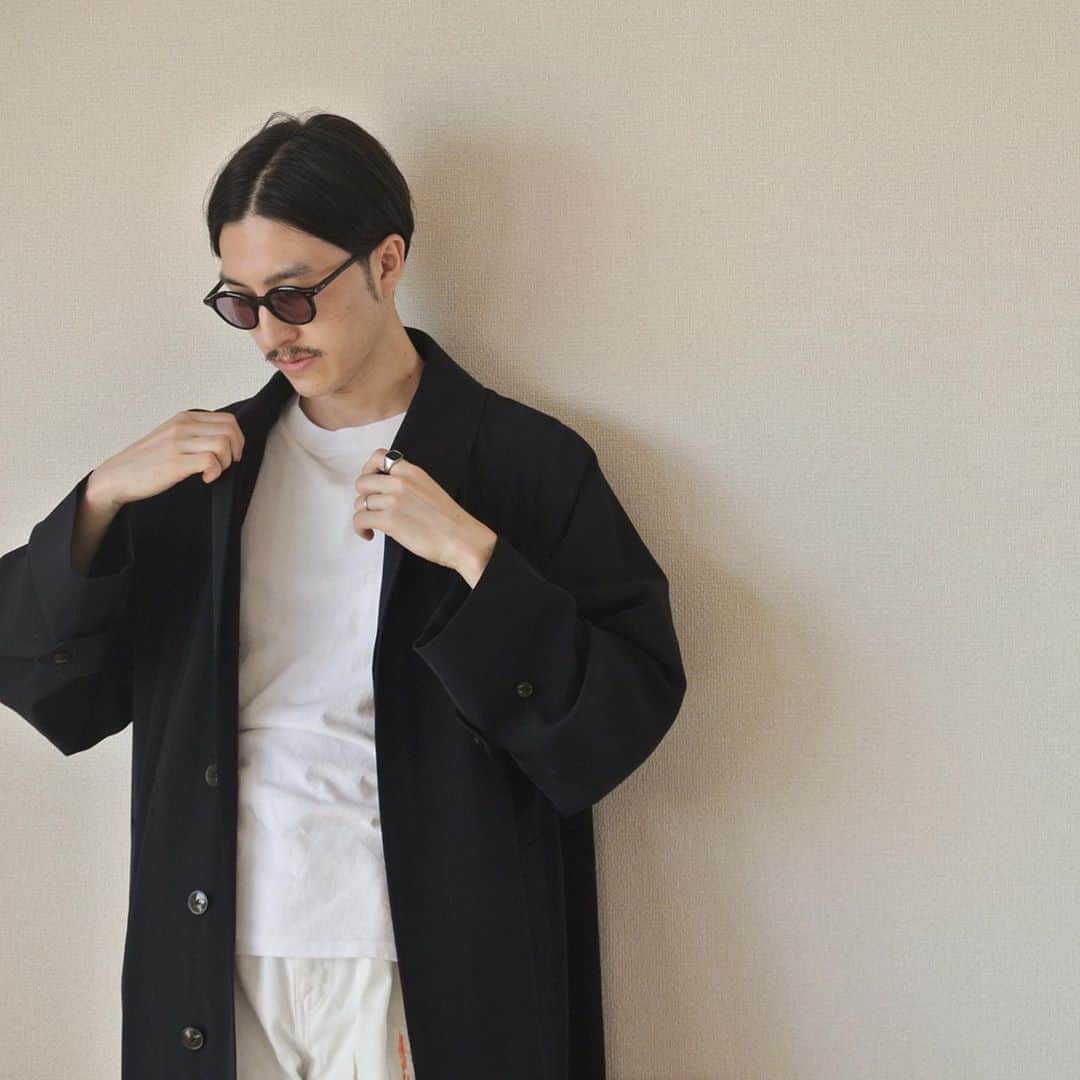 _cody0928_のインスタグラム：「. 今年の春夏で全く着る機会が無かったcomoliのウールギャバ バルカラーコート。  秋冬で着倒すべくコーディネート思案中。  三十路のダンディズムを活かしたコーディネートをしたいものです。  tops / #comoli  inner / #thecityfabrication  bottoms / #auralee」