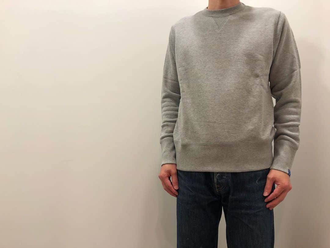 のインスタグラム：「. .﻿ ﻿﻿﻿ LW01 丸胴クルーネックスウェット 補充完了です！  The Sweatshirts と呼ぶLOOPWHEELERの真髄を、まずは実際に店頭にてご試着ください。 LWベーシック30/6吊り裏毛で製作されており、カラーは定番4色(グレーメランジ・オートミール・マリン・ブラック)、サイズはXSからXLの5サイズとなります。  《モデルサイズ：171cm  60kg  Sサイズ着用》  また、LW NEWS・LOOPWHEELER公式YouTube でも詳しく紹介しておりますので、こちらもご覧頂ければと思います。 どうぞ宜しくお願い致します。  ..  < 大阪店の営業について > . 平日は12:00〜19:30、土日祝は11:00〜19:30の営業となります。 . スタッフはオープン前に検温、健康状態のチェックを行い、マスク着用にて接客の間合をとってご対応させていただきます。 . また、次亜塩素酸空間除菌脱臭機を設置して消毒等十分店内環境を整えられるよう努めております。 . ご来店頂くお客様へのお願いと致しましては、マスクの着用をお願い申し上げます。 . スタッフよりアルコール消毒をさせていただきますのでご理解・ご協力のほど宜しくお願い致します。 . . #loopwheeler #lwosaka #ループウィラー #吊り編み #tsuriami #吊り編み機 #日本製 #スウェット #パーカー #カーディガン #Tシャツ #スウェットパンツ #長持ち #丈夫 #綿 #cotton #裏毛 #日本 #大阪 #心斎橋 #japan #osaka #shinsaibashi #madeinjapan #時尚 #옷스타그램 #오사카」