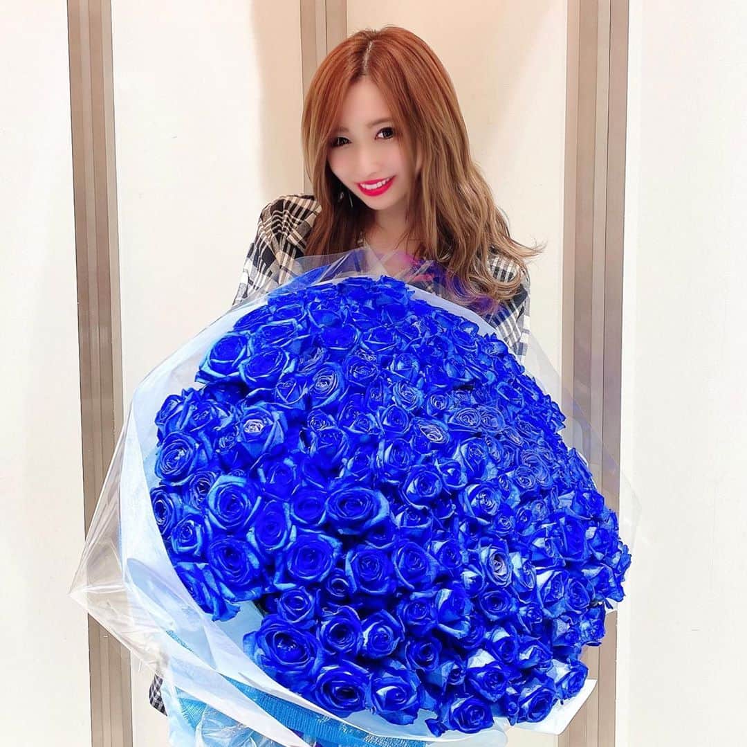 JURIのインスタグラム：「. blue roes🌹💙✨  可愛すぎる😫💓  #bluerose#ブルーローズ #薔薇#200本#花束 #birthday#present #六本木#lalah#ホステス」