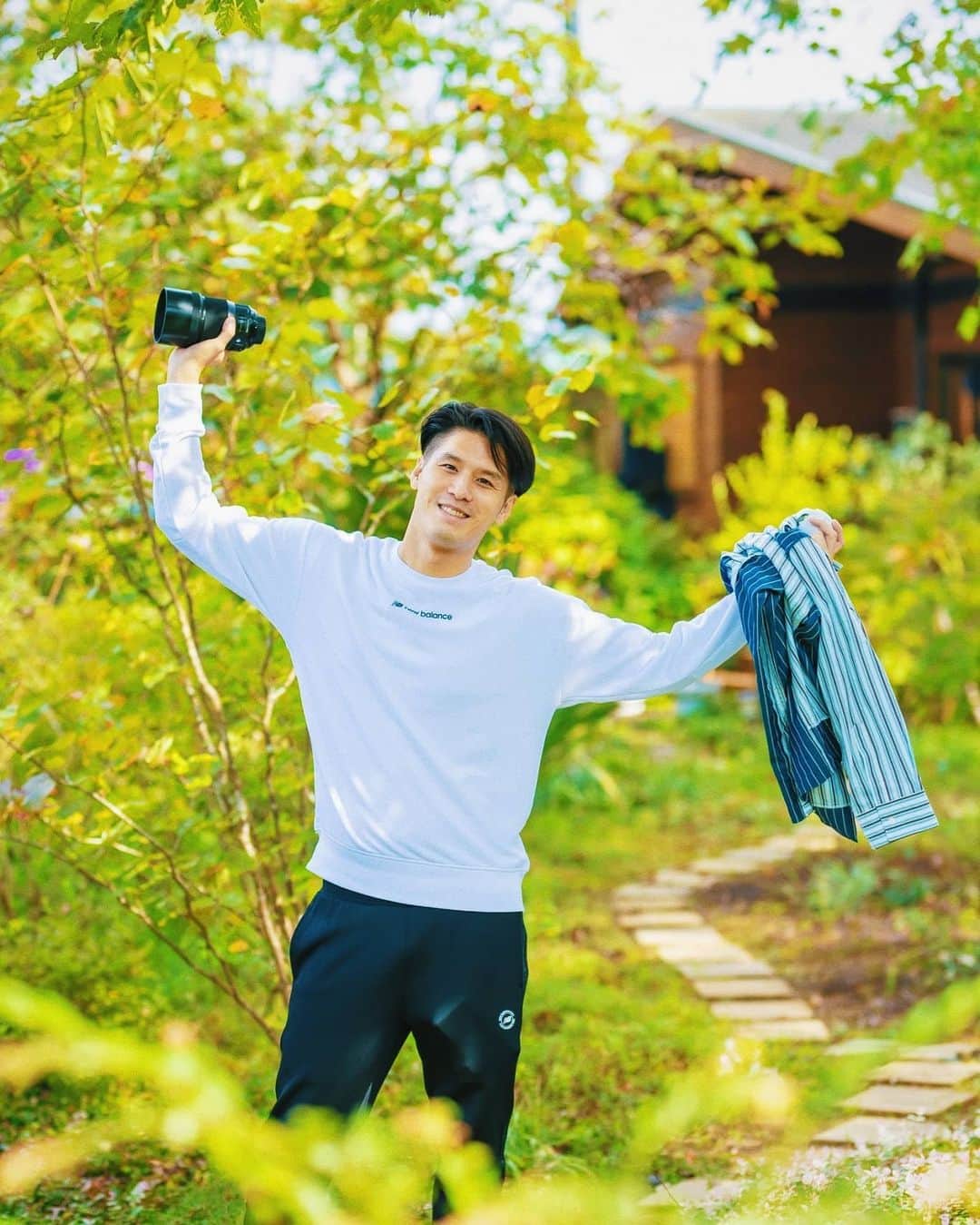 梅川壱ノ介（舞踊家）のインスタグラム：「𝗝𝗼𝗹𝗹𝘆 𝗦𝗲𝗮𝘀𝗼𝗻 ￣￣￣￣￣￣￣￣￣￣￣￣￣￣￣￣￣￣￣￣ 陽気な季節。  心が踊るね。ウキウキ、ワクワク。  photo by @cotaroishii  #梅川壱ノ介 #陽気な季節 #久留里の旅」