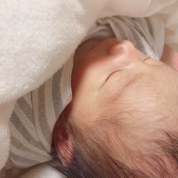 松尾 瞳のインスタグラム：「👼🏻🤍 . 改めまして令和2年9月22日 2946gで元気に生まれてきてくれた男の子です👶🏻♂ . 20日の朝に入院してすぐのエコーでへその緒巻いてると言われて、出産に3日かかりました、、🥺笑 . もう、色々あったのですが(嘔吐、吐血、脱水など😇) . 最後の数時間は、 MAX時の陣痛の痛みすら霞むくらいの胃の激痛と肋骨の激痛にも襲われ、息吸ったら胃が破裂して肋骨が折れるんじゃないかと思うくらいで浅くしか息ができず十分に酸素を送ってあげられなくて酸素マスクをつけられたりして、、👶🏻も苦しかったと思うんだけど私と一緒に64時間半も頑張って無事に産まれてきてくれてありがとう🙏🏻 . 愛する @yu_kihair と一緒に、君を大切に育てるね。 . 妊娠期間中から色々気にかけて応援してくれたり、お祝いを送って下さったりしたフォロワー様たち、周りの方々、本当にありがとうございます😊これからも私たち３人をよろしくお願いいたします、、🐑♡ . とりあえず、 いまいちばん欲しいものは円座になってる車椅子です☺️(産後10日経ってるけど痛すぎて歩行困難☺️まじ無理☺️) . #令和2年ベビー  #赤ちゃん #新生児 #赤ちゃんのいる暮らし」
