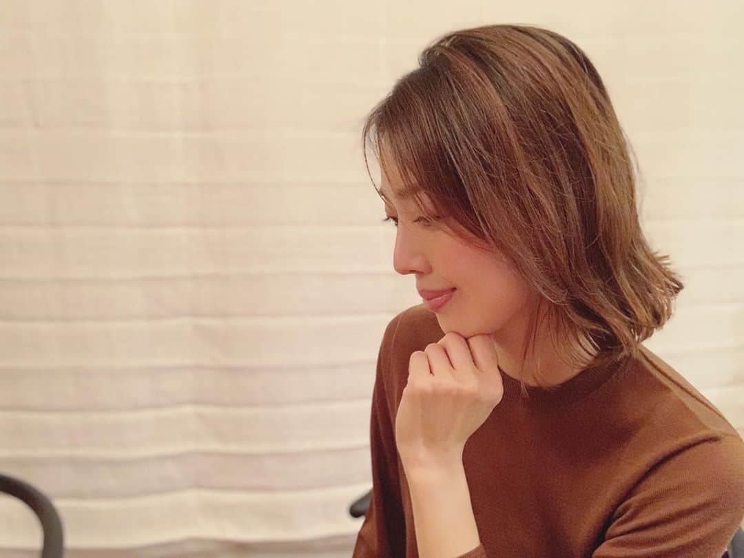のインスタグラム：「バツっと20cmほどいきました💇🏻‍♀️ ・ 頭が軽いし、すぐに頭皮に手を入れて凝りをマッサージできる嬉しさ🤣 ・ カットやパーマの詳細は、ぜひ来月11月10日発売の『クロワッサン』をご覧ください😊❣️ ・ ・ #ヘアカット #ボブヘア #粮理家 #ウェルネスフードスタイリスト #松見早枝子 #wellnessfoodstylist #saekomatsumi」