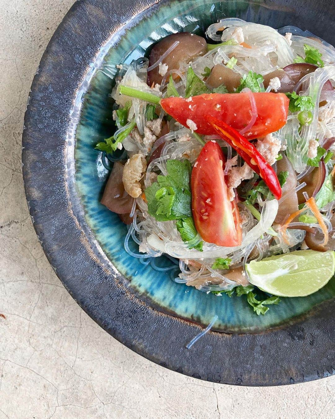 瀬戸晴加のインスタグラム：「今日のタイ料理はヤムウンセンとパッポンカリー👩🏻‍🍳🇹🇭❤️プーパッポンカレーはプー＝（ソフトシェルクラブ）の調理が大変&簡単に手に入らないので、今回はエビとイカのミックスシーフードで作りました🦐 ふわふわの卵とイエローカレーがベストマッチで絶品でした！！！👏🏻👏🏻  写真１枚目の春雨サラダ、ヤムウンセンも私の好きなタイ料理の１つ。過去に作った事もあるのですが初めて教わるテクニックも多くて美味しくできて嬉しかったー！！  毎日2〜３品ずつ作っているのでレパートリーが増える増える！！笑 明日は何を作ろうかな🤤🤤  #japan#tokyo#food#thai#thaifood#chiangmai#lifestyle #cooking#kitchen#dinner#yummy#せとはるキッチン #レシピ#器 #うつわ #一人暮らしごはん#タイ#タイ料理#野菜#aloi#美味しい#アロイ#ご飯#自炊#パクチー」