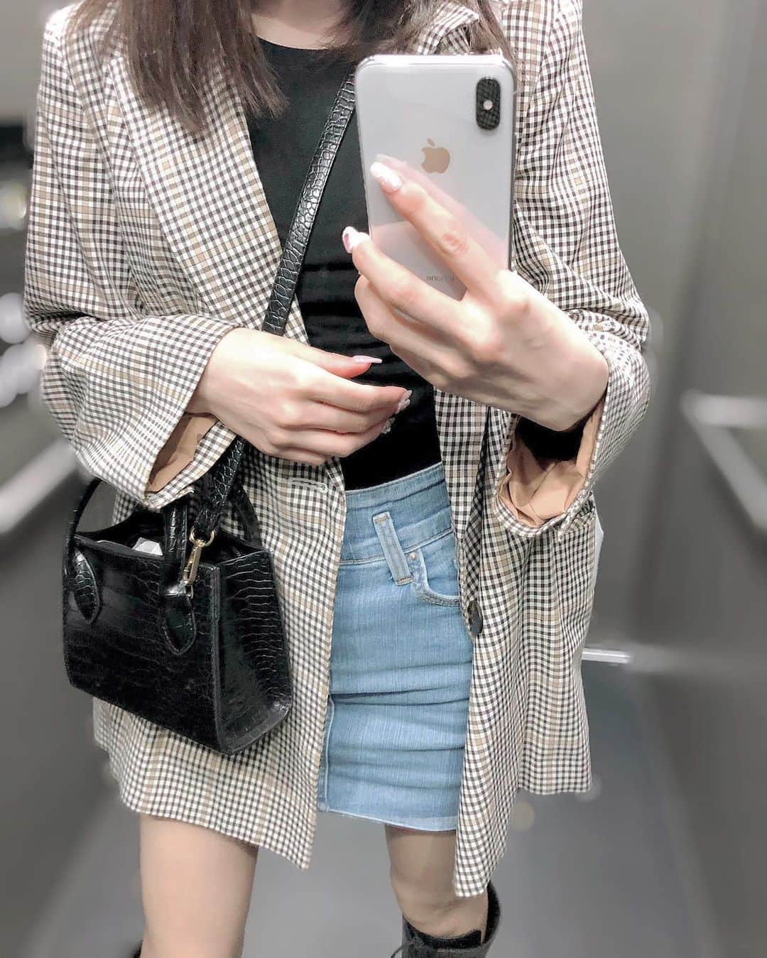 川崎ひかるのインスタグラム：「🐕🍁👢🍂 . . . . . #コーデ #ジャケット #ブーツ #秋コーデ #秋服コーデ #秋服 #秋冬コーデ #ファッション #スナイデル #snidel  #韓国ファッション #韓国通販 #韓国通販サイト #デニムコーデ #デニムスカート #チェックジャケット #チェック #グレンチェック」