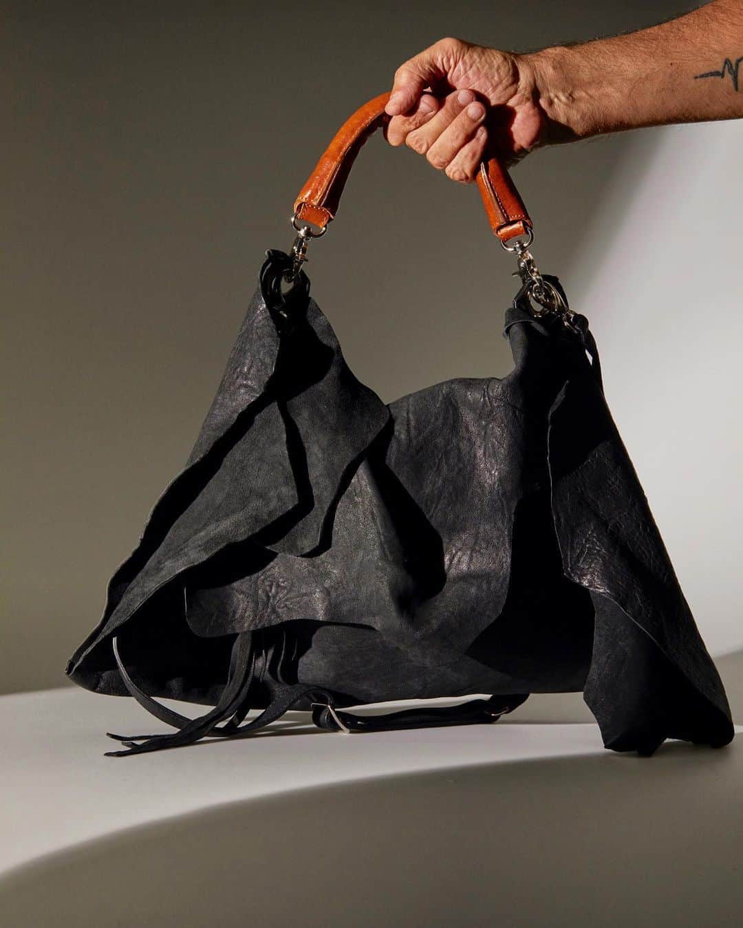 コレクションプリヴェさんのインスタグラム写真 - (コレクションプリヴェInstagram)「Our iconic bag #collectionpriveeaccessories # • • • • #newcollection #iconicbag #musthave #handmade #accessories #bag #womensaccessories #womensbag #fashionista #ss21 #madeinitaly #totallook #realleather」10月2日 21時57分 - collectionpriveeofficial