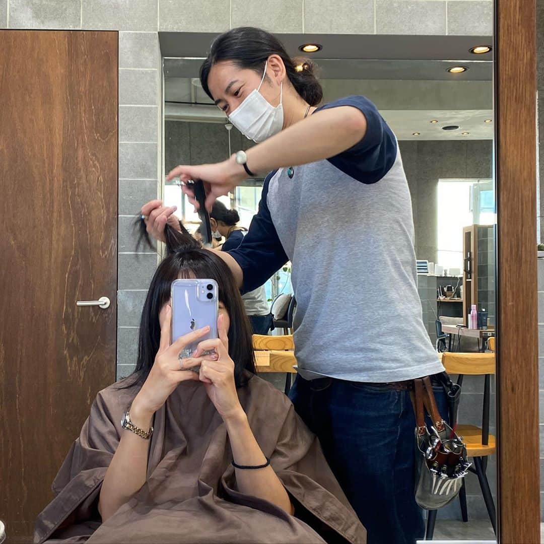 上代真希さんのインスタグラム写真 - (上代真希Instagram)「NHKのBSニュースを担当していた頃、ずーっとお世話になっていた美容師さんに、一年ぶりにメンテナンスしてもらいました✨と言っても、前回は前髪カットしただけなので、本当にいつぶりだろう。。  褪色するのが早くて傷みも凄かったので、とことんダメージケアをして、秋らしく暗めのカラーに❣️印象がすごく変わりました😊  やはり、馴染みの美容師さんに丁寧に扱ってもらうと、自分でもきちんとケアしようという気持ちになります☺️  今回は長持ちしますように🥺  #ヘアメンテナンス#下北沢#美容院#mother#秋カラー」10月2日 22時07分 - maki_kamidai