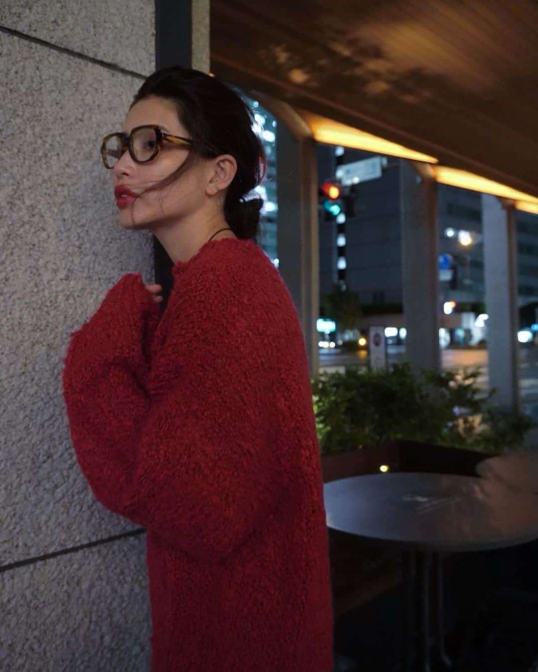 JUNNAのインスタグラム：「#バルーンスリーブブークレニットプルオーバー  🧶もこもことした、ふくらみのある風合いが可愛いブークレニット  今時期ならデニム、サンダル、軽めのニットのスタイリングが楽しめる🤭  私には珍しいベリー🍓 お気に入りの @malonesouliers ミュールとも相性◎  #2020ETRE_AW  【新作発売スケジュール】 📍ルミネ新宿店　毎週木曜日 📌ETRÉ TOKYO  毎週木曜日19:00 📌ZOZOTOWN  毎週金曜12:00 📌ELLESHOP  毎週土曜19:30  #ヘアスタイル #ヘアアレンジ #カジュアル #ミディアムヘア #ミディアム#ブーツ#秋メイク#赤#ブラウン#ベージュ#カジュアル#アディクション #大人カジュアル#秋#ニット #🐑#秋服 #ニット#156cm#etretokyo#もこもこ#モノトーン #モノトーンコーデ#スタバ #malonesouliers#bottegaveneta」