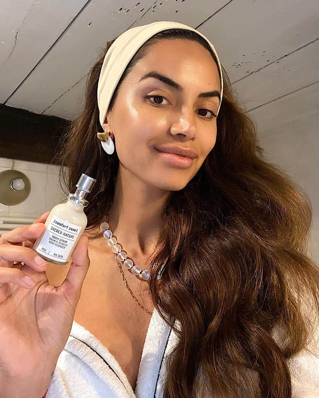 Diipa Büller-Khoslaのインスタグラム：「We are all part of Mother Earth 🌱 Celebrating @comfortzone_uk new line ‘Sacred Nature’ which embodies sustainability and regeneration through & through😍 #TheNewComfortZone #SacredNature #ZeroMakeup」