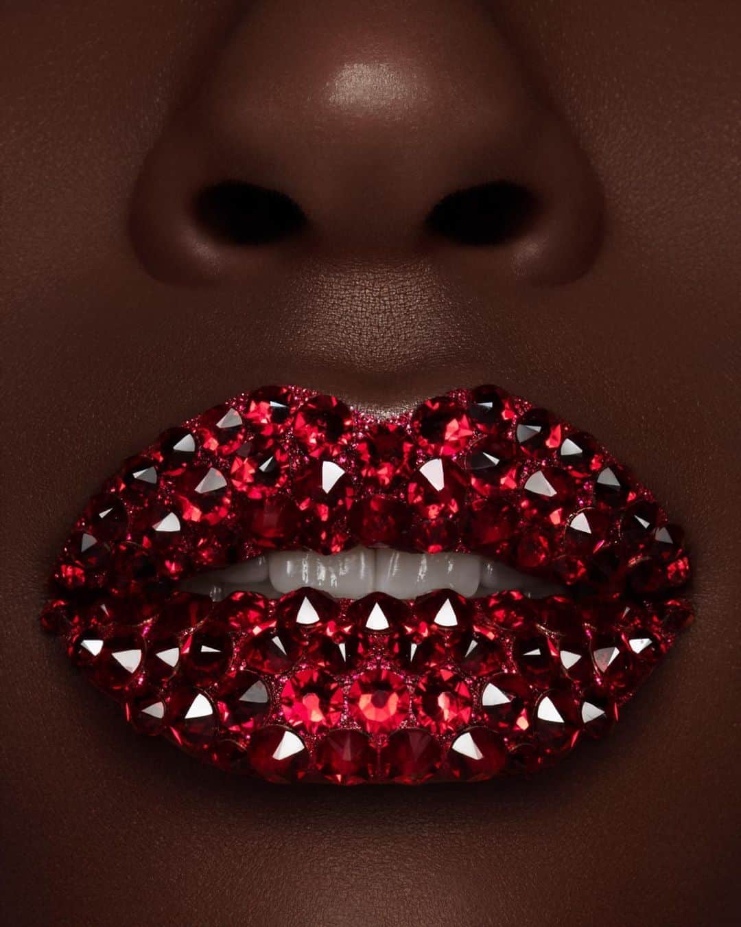 のインスタグラム：「Introducing the CRYSTAL lip kit featuring a trio of Swarovski crystals bound to #turnyourlipson. For the first time ever, you will be able to recreate @patmcgrathreal iconic Swarovski crystal lip looks from the runway at home.  #CrystalsfromSwarovski #SwarovskiForProfessionals   For artistic value only.」