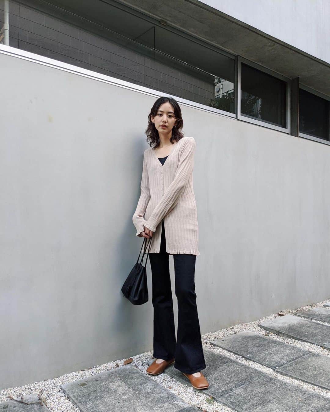 Shiho Sasakiのインスタグラム：「ついに本日発売したRebirth FLARE👖 とにかく美脚に見せてくれる ストレスフリー、ハイパーストレッチが売りのNew JEANSです💯 既存のMVS FLARE,emortion FLAREと比べて 生地にやや光沢があるので、大人ぽく綺麗めにも履ける印象🙆‍♀️ フレアは長めに履くのが好きだから いつもよりワンサイズ上の26inchにしました✨ ブラックのデニムって、テイスト問わず着回せるから凄い使える✌️ #MOUSSY#MOUSSYJEANS#MOUSSYSNAP」