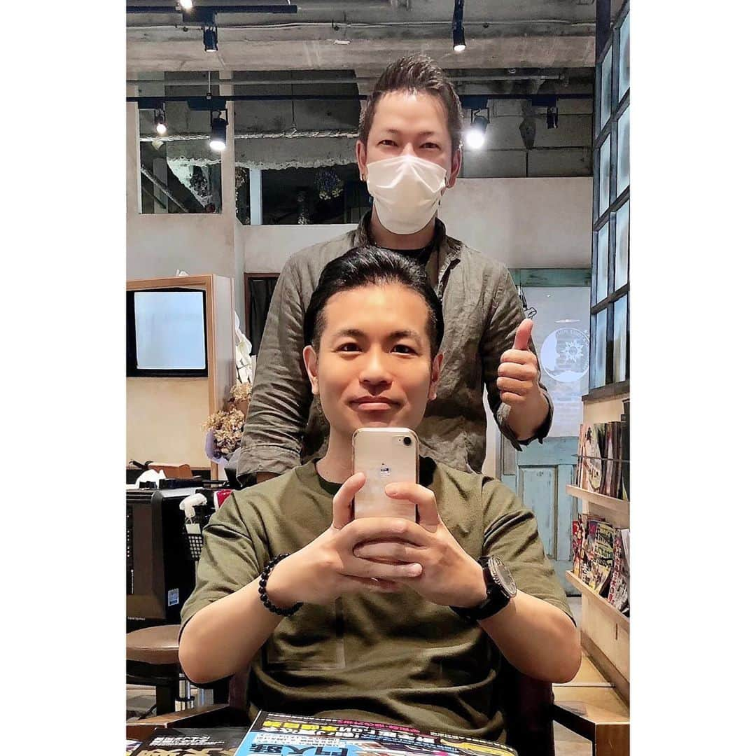 akamasa Kawata ( 川田 行政 ) のインスタグラム：「・ ・ 【hairsalon】 ・ リフレッシュのため いつもお世話になっている @ateliermiu へ ・ 今回はなんと オーナー直々に 切っていただきました！ ・ 激レアすぎて 朝からビックリ！ ドギマギしてしまった ・ 独立される前のお店に 初めて行った時に 切っていただいて そのお店に通うようになり ホスピタリティってものを 勉強させていただいた 本当にリスペクトしている方です。 ・ 本当に嬉しかったー ・ ぜひぜひおすすめのサロンです！ @ateliermiu ・ ・ #美容院行ってきた  #リフレッシュタイム  #髪切りました  #ホスピタリティ  ・ ーーーーーーーーーーーーーーーーーーー ファッションはマインドを 相手に伝えるための武器である。 ・ “マインド” を “外見” という武器に変え、 すべての人が本質を最大限に活かし、 “Happy”になれる社会を目指します。 ・ Happy Styling Management  ～あなたの為の専属スタイリスト～ happystyling.wixsite.com/main @happystylingmanagement ・ 川田プロデュースアパレルブランド Nonver Style https://nonver.paintory.com/ @nonver_style ・  ーーーーーーーーーーーーーーーーーーー #happystylingmanagement #nonverstyle #nonver #stylistlife #fashion #fashionphotography #beautiful  #tshirts #ファッション #ファッションスタイリスト #コーディネート #大人コーデ #tシャツ #経営者 #起業家 #お洒落さんと繋がりたい」