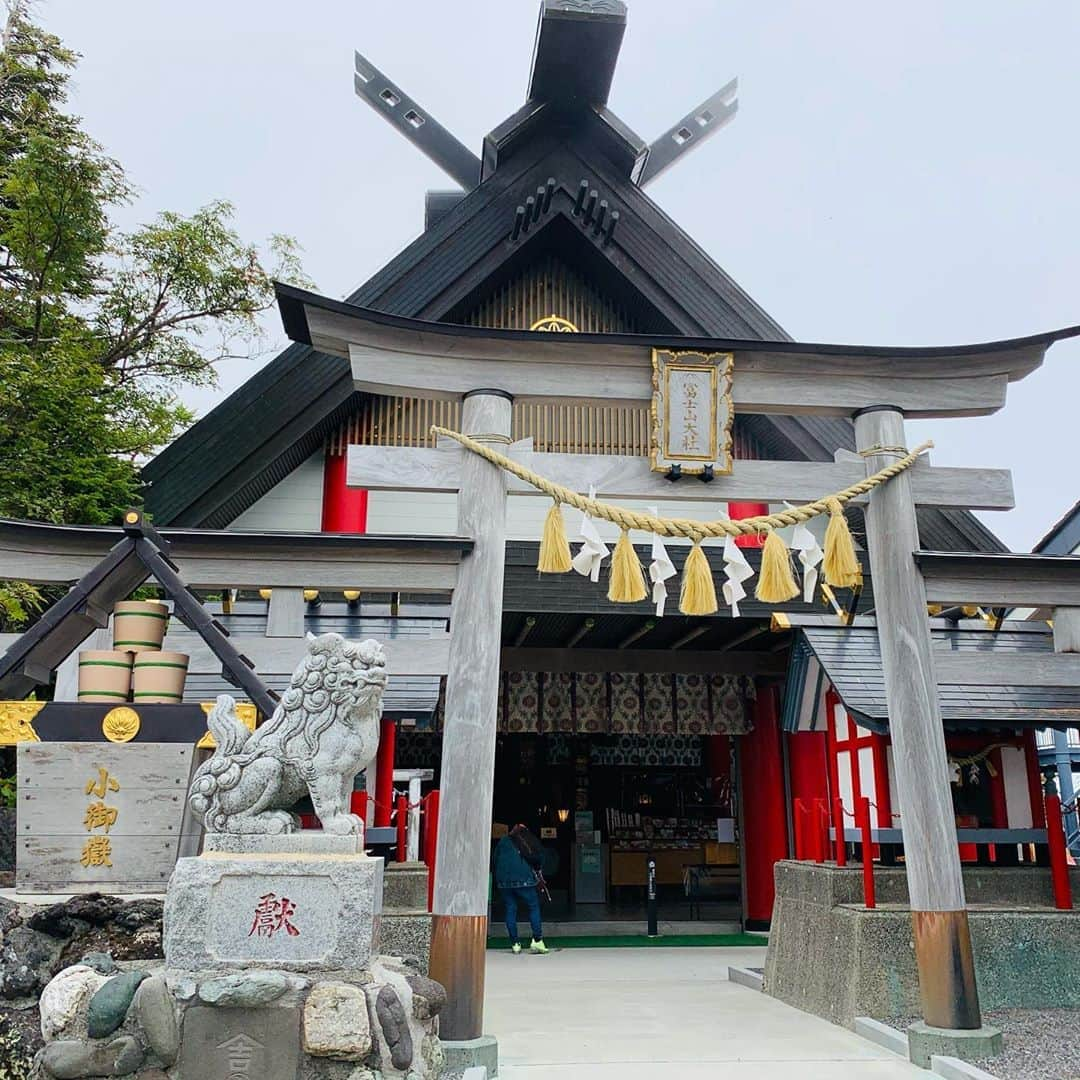 KABA.ちゃんさんのインスタグラム写真 - (KABA.ちゃんInstagram)「富士山五号目、冨士山本宮小御嶽神社、、神様にご挨拶しお参りした後は、、、3枚目〜右か左か、、、ここは悩まず右！縁結び〜良縁よ〜笑、とかいいつつも結局は両方くぐってしまいました！笑笑、富士山はやっぱり日本一❣️だね、(^^)  #富士山五号目 #冨士山本宮子御嶽神社 #磐長姫命 #桜大刀自命  #苔虫命 #縁結びか健康か結局両方 #欲張りな私 #笑 #赤い筒潜ったわけ #宜しくどーぞ #富士山はやっぱり日本一」10月2日 22時17分 - kabachan_official