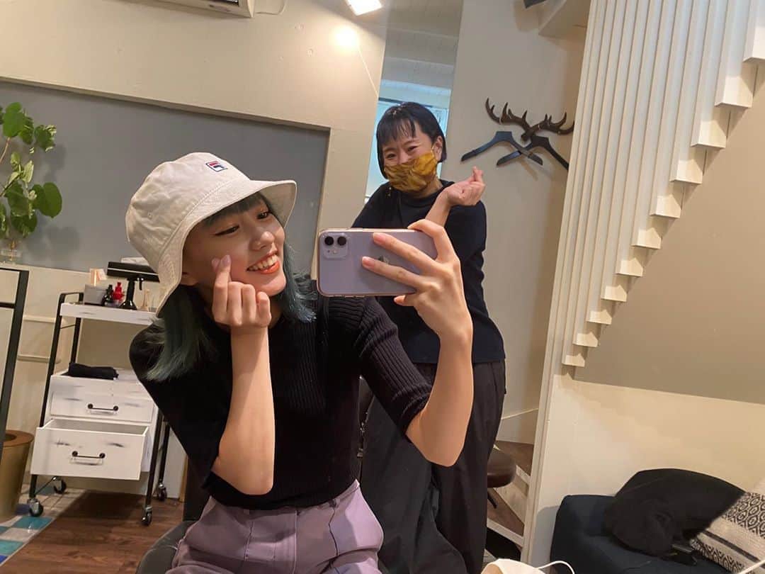 のインスタグラム：「やっと染めに行けたー！ 今回は派手髪になったよ💜✨  くすみグリーン！ そして透けたシルバーグリーンへ！  いけちゃんカラー イケカラー✨✨✨」