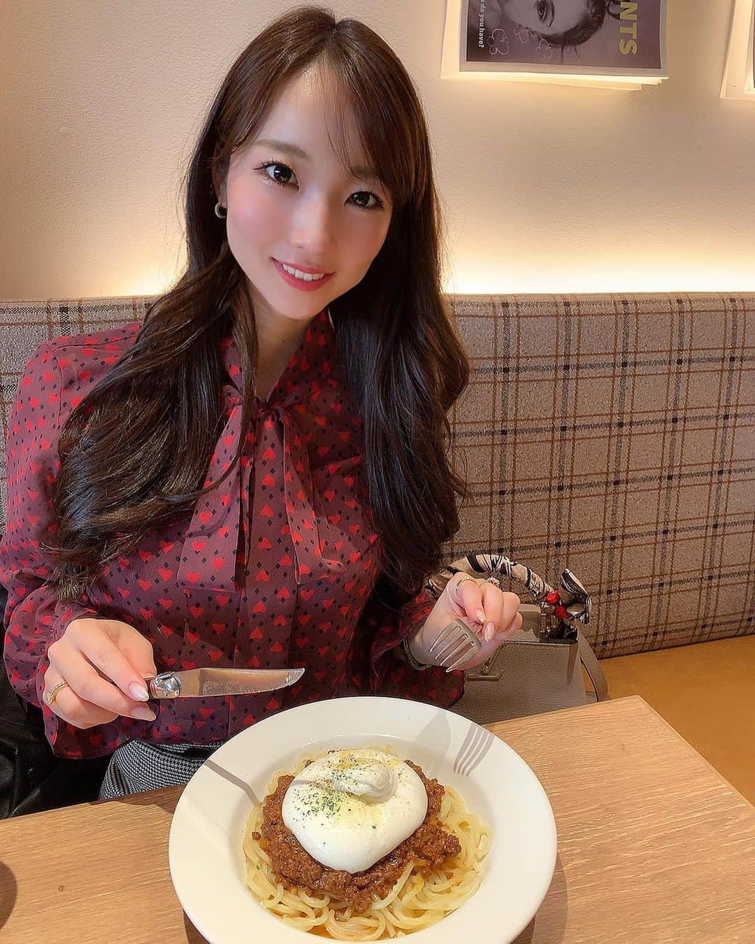 のインスタグラム：「🍝🍝🍝 ・ ・ @goodspoon_ecuteueno  ブッラータチーズのボロネーゼ🥰 美味しいパスタいただきました🍝💓 ・ いつか食べたいなぁと思ってた 自家製チーズのお店🧀🍝 美味しすぎてまた食べたい💓 上野の美術館のチケット予約したのでまた行きます🥰💓 ・ ・ バンクシー展にも行きました🐒🐭 ひとつひとつ見応えがあって 解説を聞きながら読みながらで まわるのに１時間くらいはかかりました🙄 見に行けてよかったです🥰 ・ ・ ・ #グッドスプーンエキュート上野  #ブッラータチーズ乗せボロネーゼ  #上野ランチ #上野グルメ  #上野カフェ  #バンクシー展 #横浜 #食欲の秋 #芸術の秋  ・ 🧀🧀🧀」