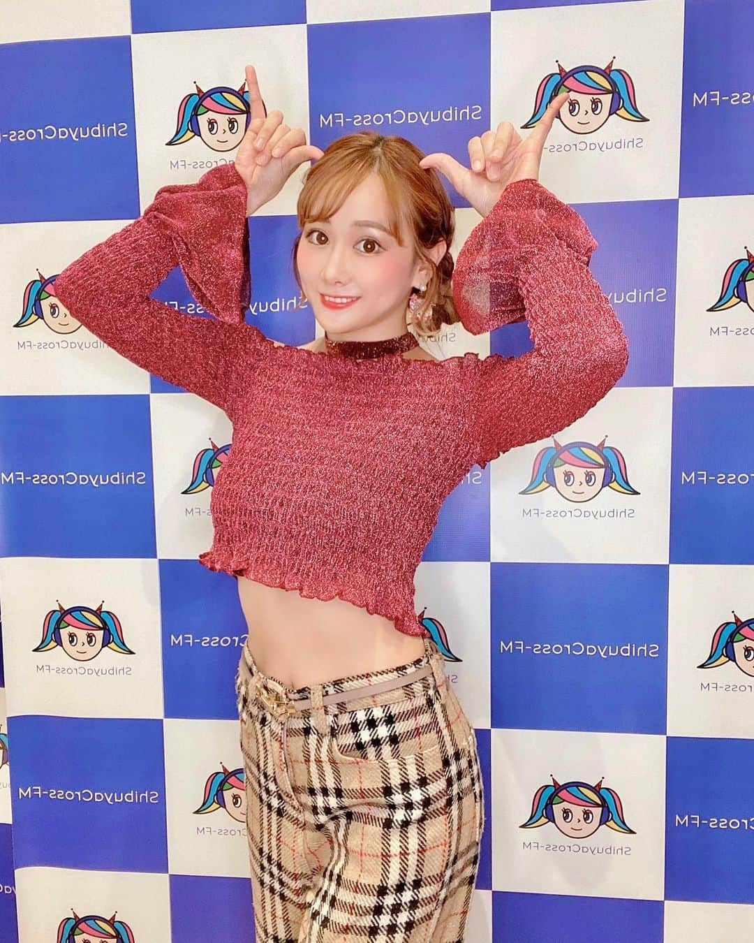 日向カンナさんのインスタグラム写真 - (日向カンナInstagram)「渋谷クロスFM「渋谷女子企画」❣️聴いてくださった方々、会いに来てくれてチェキを撮ってくださった方々、ありがとうございました🥰！ ・ 久しぶりに会えた方もおられて、本当に嬉しかったです💕 やっぱり私は、ファンの方々と直接会って話せる時が1番幸せです☺️✨✨生の声が聞けて、やっと会えた〜ってなるのが嬉しいの🙌🏻✨✨ 早く沢山会える機会が増えるといいなぁ。 ・ そして、ラジオ番組はとぉぉ〜っても楽しかったです😄✨  話が止まらない50分間❗️ 久しぶりにキノコの話をもりもりしたり、舞台の話やアメトークの話も出来て、本当時間が足りない位でしたね☺️💦笑 ・ お声かけてくださった、気さくで理想の大人美人♪みささん@misaboo314 🌷 今日でアシスタント卒業で、とっても可愛いらしいかいりちゃん🌷 素敵な番組@shibuyacrossfm  ・ いつか私もMCアシスタントオーディション受けたいなぁ😊✨✨ ・ #渋谷クロスfm #ラジオ #おしゃべり #渋谷女子企画 #talk #ゲスト #日向カンナ #出会い #感謝 #感謝の気持ち #幸せ #いつもありがとう #ファン の皆さん #嬉しい #応援 #アメトーク #踊りたくない芸人 #カンナ先生 #大人可愛い #大人カジュアル #大人可愛いコーデ #大人女子 #可愛い #ファッション #秋コーデ #セクシー #憧れの女性 #大人かわいい #渋谷 #ダンサー」10月2日 22時11分 - kanna_hinata