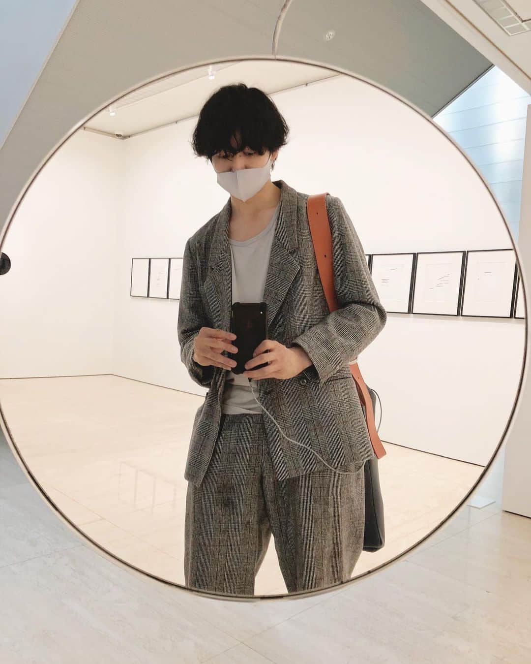 natsuoさんのインスタグラム写真 - (natsuoInstagram)「#ポーラ美術館  #充電中 #充電ケーブルまで #千鳥柄」10月2日 22時14分 - akimotonatsuo