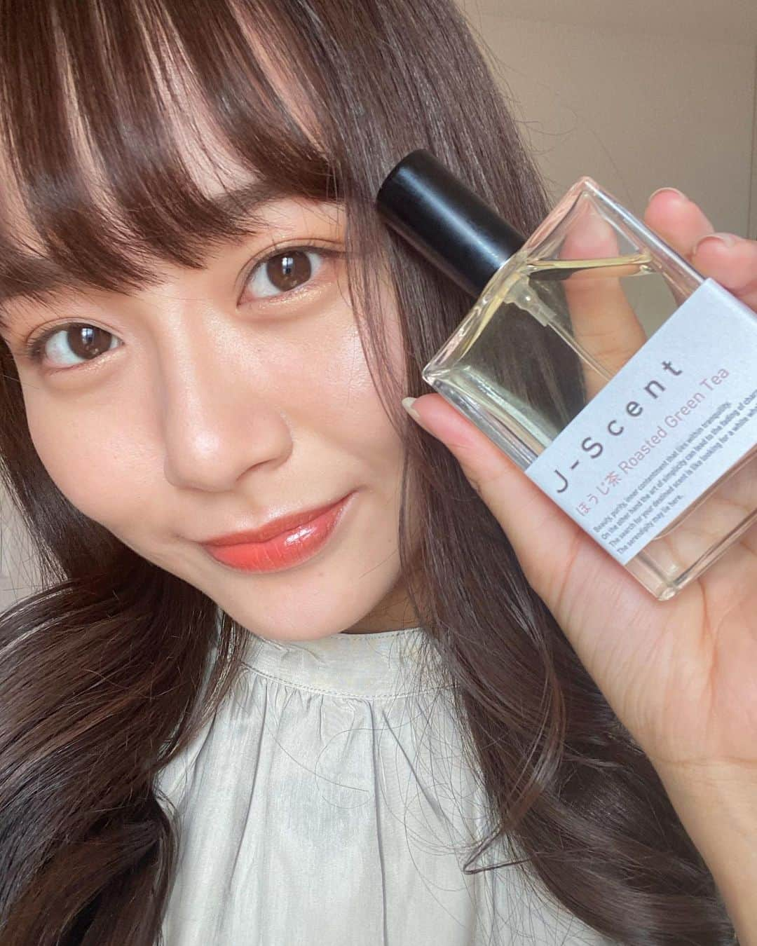 渡邊麻衣さんのインスタグラム写真 - (渡邊麻衣Instagram)「ずっと気になってたJ-Scentのほうじ茶！ 和肌、紙せっけん、花見酒と迷ったけど、甘い中にある香ばしくてほろ苦い珍しい匂いに惹かれた！！ 和肌は売り切れててテスターだけ嗅いだんだけどそれも大人すぎない和な香りが素敵だったから次買おうかな🤔  今日も投票よろしくお願いいたします🤍  #明学ミスコン2020 #ミスコン #jscent #香水 #ほうじ茶」10月2日 22時14分 - mai_watanabe3