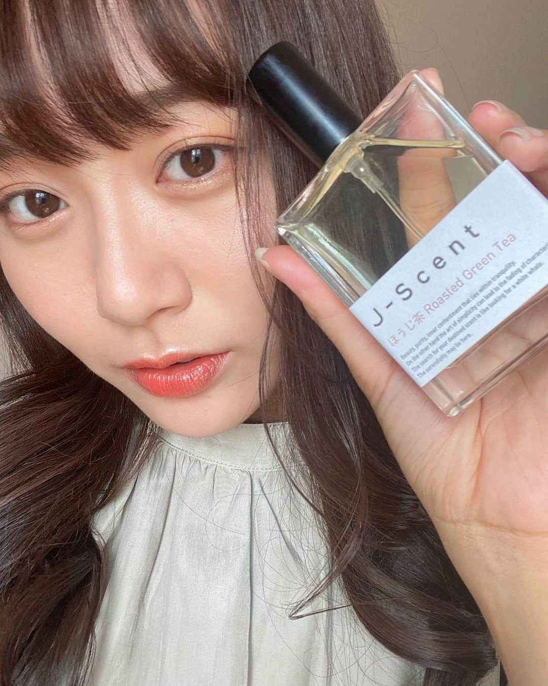 渡邊麻衣さんのインスタグラム写真 - (渡邊麻衣Instagram)「ずっと気になってたJ-Scentのほうじ茶！ 和肌、紙せっけん、花見酒と迷ったけど、甘い中にある香ばしくてほろ苦い珍しい匂いに惹かれた！！ 和肌は売り切れててテスターだけ嗅いだんだけどそれも大人すぎない和な香りが素敵だったから次買おうかな🤔  今日も投票よろしくお願いいたします🤍  #明学ミスコン2020 #ミスコン #jscent #香水 #ほうじ茶」10月2日 22時14分 - mai_watanabe3