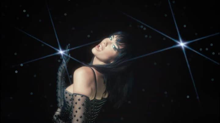 ミュグレーのインスタグラム：「@dualipa wears the black beaded sheer dress with matching gloves from Mugler fall winter 2020 by @cadwallader in her music video “Levitating”.  - - Stylist @lorenzoposocco  #mugler #dualipa」