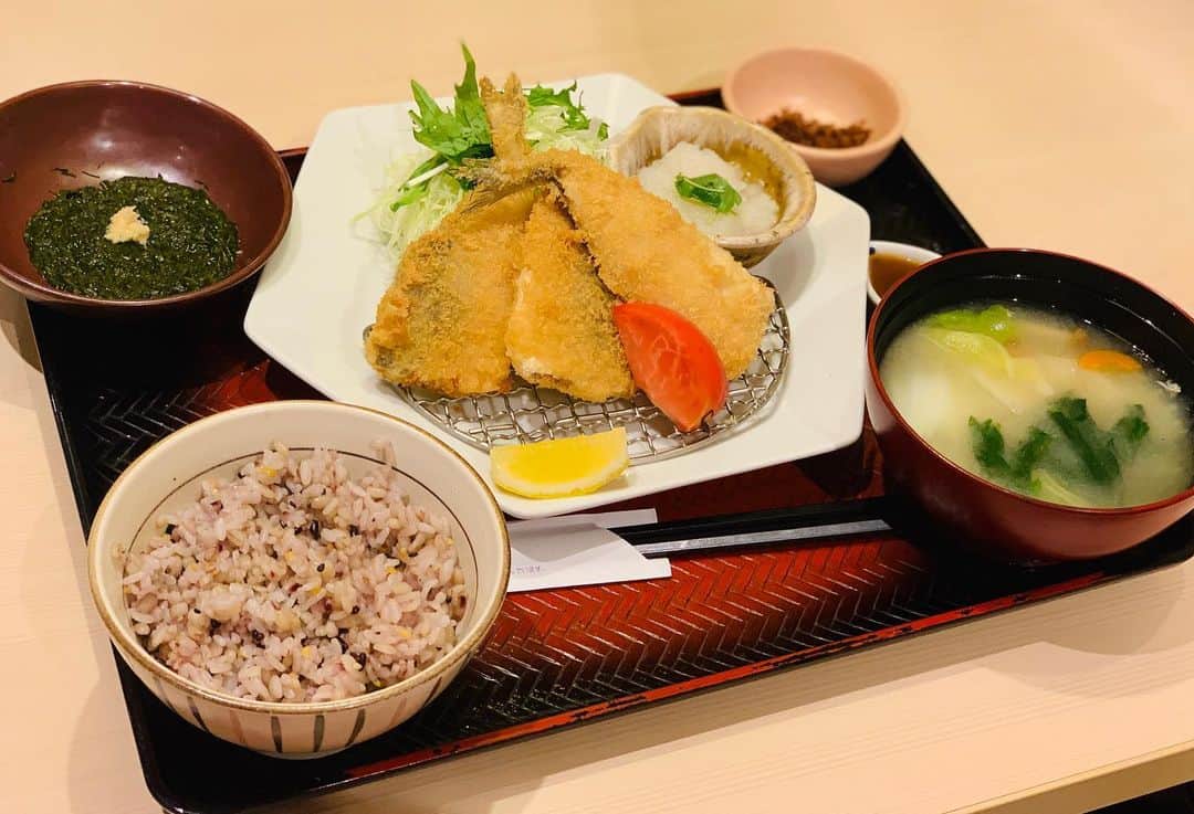 辻すみれのインスタグラム：「さっくり真あじフライ定食🐟 +アカモク 五穀米 麦みそ汁  外さっくりでおろし醤油とぴったり😋期間限定なので今のうちにぜひ食べてみてー😏  #大戸屋 #大戸屋ごはん処」