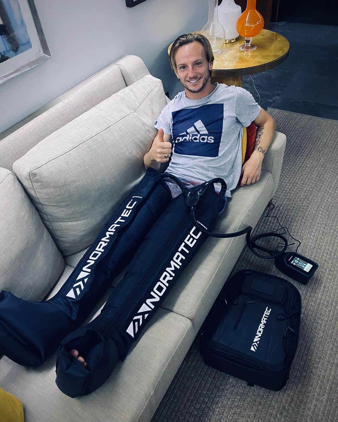 イヴァン・ラキティッチのインスタグラム：「Recuperación post partido 👍🏻😁 — Post game recovery 👍🏻😁  @hyperice #hyperice #normatec #ivanrakitic」