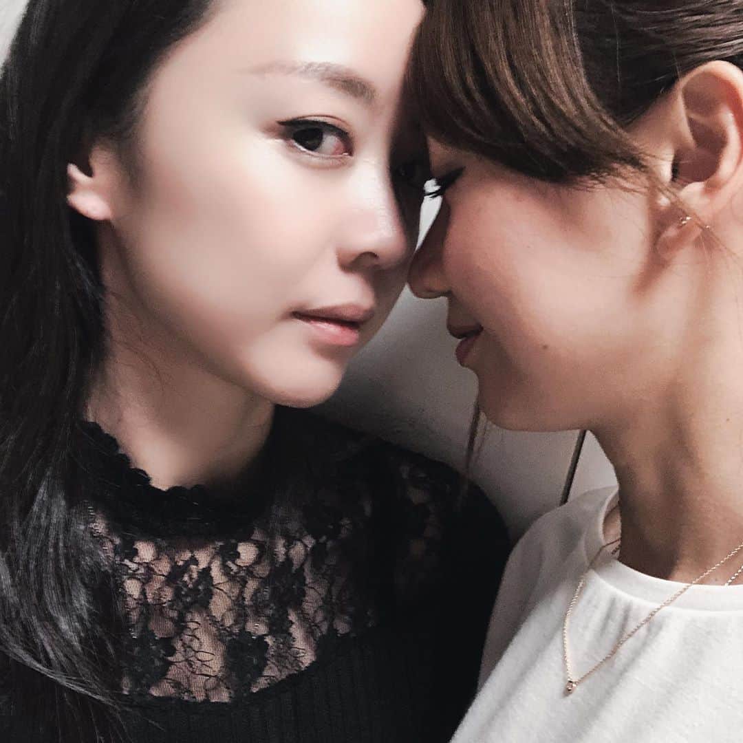 瑛蓮のインスタグラム：「妹があたしのデコに、デコをつけたいと言ったので、やらせてあげました。なんてことありませんでした。  #瑛蓮 #おでこ #妹」