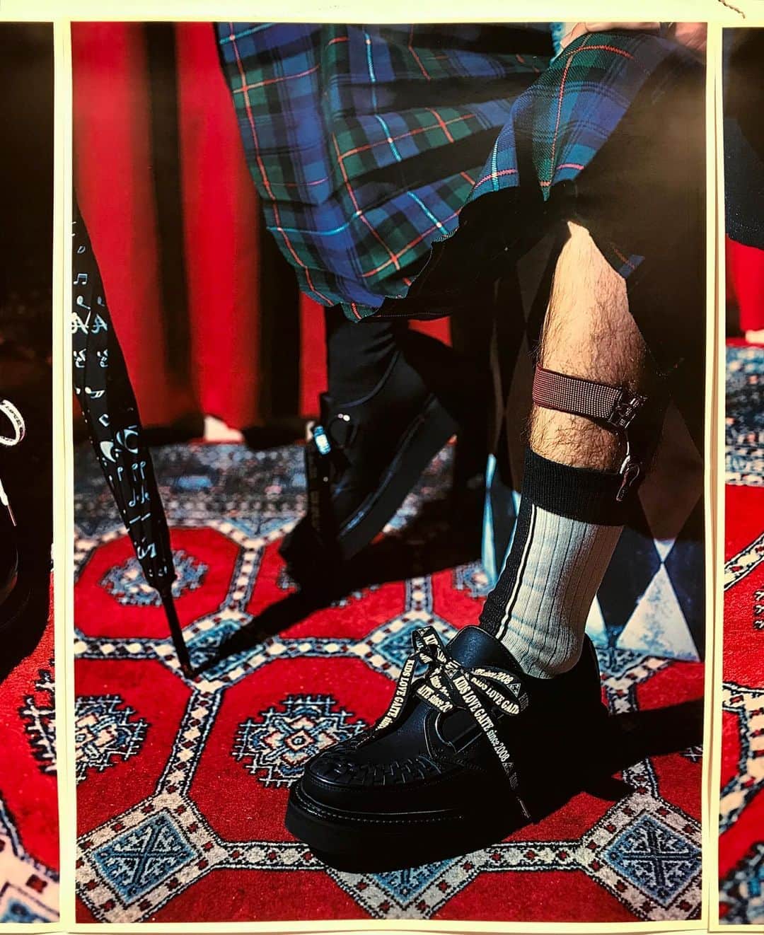 アヤメのインスタグラム：「Crazy inspirational shoes @kidslovegaite with #ayamesocks 🇬🇧🇬🇧🇯🇵🇯🇵 カッコいいスタイリング👞🌂🧦 #kidslovegaite #展示会シーズン #ss21showroom #socksoftheday #shoesoftheday #ukfashion #londonstyle #crazyfashion #japanesebrand #靴好き #靴下好き #ラバーソール」