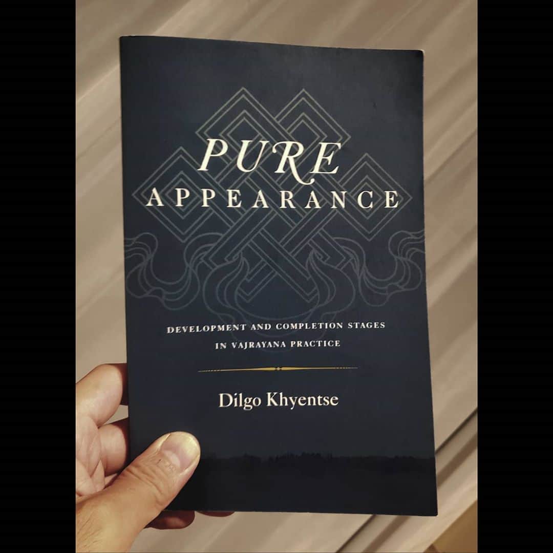 信國太志のインスタグラム：「読書の秋 #clearlight #purevision」