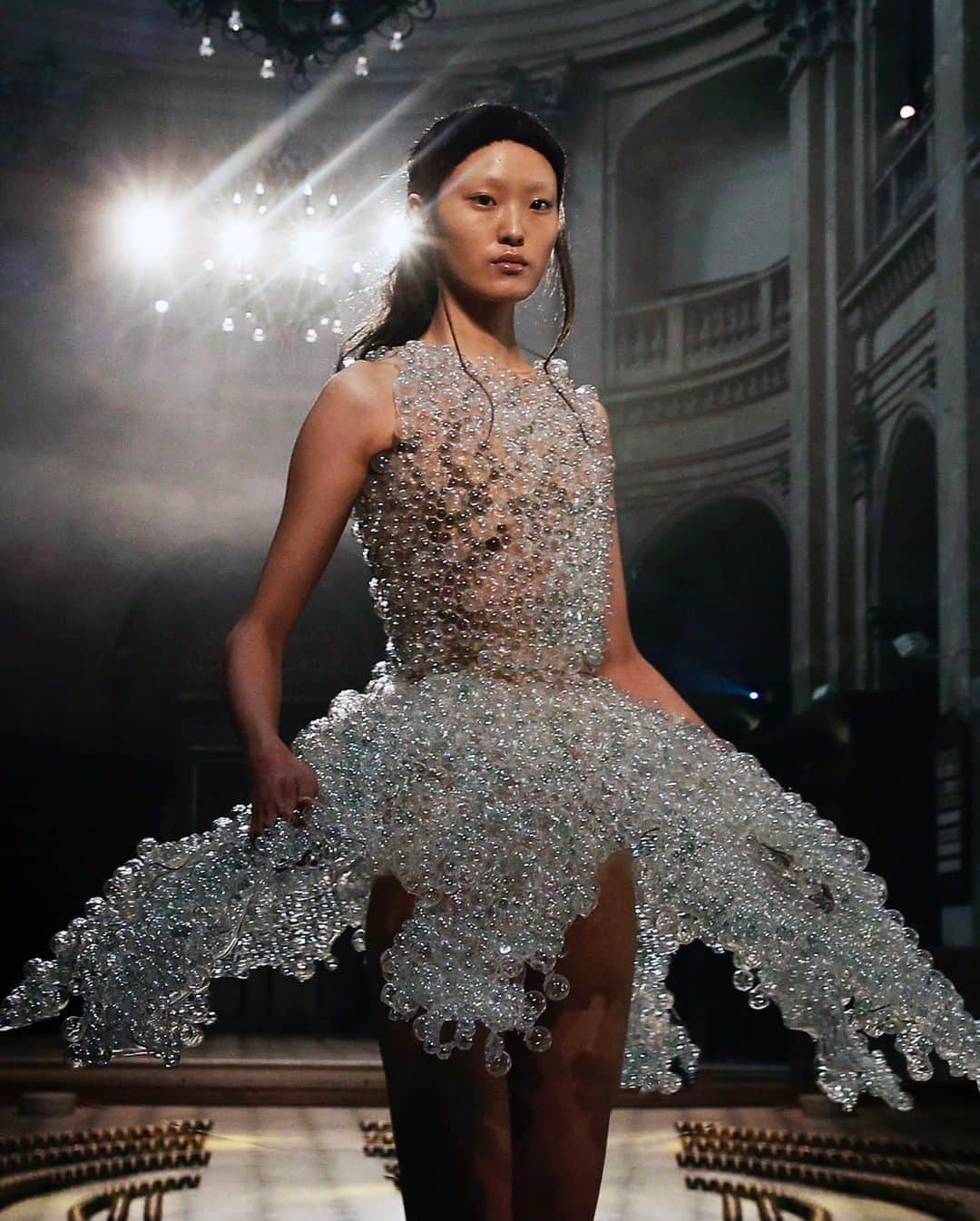 Iris Van Herpeさんのインスタグラム写真 - (Iris Van HerpeInstagram)「Thousands of hand-blown glass bubbles were coated in transparent silicone liquid to create a bioluminescent prism around the body for the finale look of the Fall 2016 show. Aptly named after the Japanese concept for finding serenity amidst life’s chaos, the biomorphic volumes of the ‘Seijaku’ collection draw inspiration from the study of cymatics, which visualises sound waves as evolving patterns. To provide a seamless experience between the looks and concept of the show, Van Herpen collaborated with Japanese artist @KazuyaNagaya and sound artist @Sssalvadorrr on a Zen bowl installation specifically designed for the l’Oratoire du Louvre.  Photography: @TeamPeterStigter I @MollySJLowe I @WarrenDuPreezNickThorntonJones Video: Fabrice Davillé I @StudioPremices Styling: @Patti_Wilson Casting: Maida Gregory Boina I @MaximeValentini Music Direction: @Sssalvadorrr Collaborating Artist: @KazuyaNagaya Model: @YueHan_Official Make-up: @IsamayaFfrench I @MACcosmetics Hair: @MartinCullen65 I @BumbleAndBumble Footwear Collaboration: Julia Lundsten I @FinskLondon  #irisvanherpen #couture #seijaku #cymatics」10月2日 22時21分 - irisvanherpen