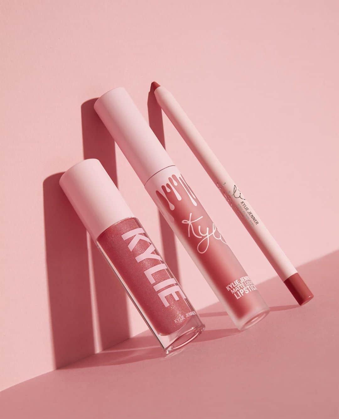 Kylie Cosmeticsさんのインスタグラム写真 - (Kylie CosmeticsInstagram)「YOU GLOW GIRL lip set 💗 you'll love this trio for the perfect bright warm pink pout! 💋✨ which classic Kylie lip do you want to see have its own 3 piece set?」10月2日 22時34分 - kyliecosmetics