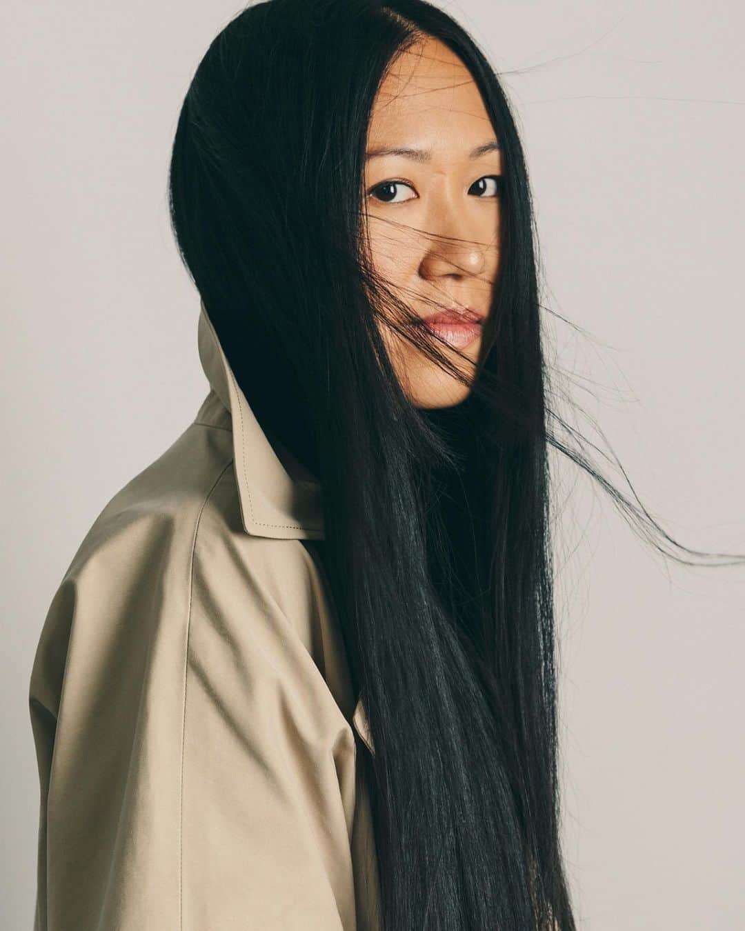 Club Monacoさんのインスタグラム写真 - (Club MonacoInstagram)「In celebration of our 35th Anniversary, we've partnered with a few like-minded friends to explore how they've navigated their sense of self, the influences that have helped shape the person they are today, and what they've learned along the way. #35YearsOfClub  @virginiasin__ , founder and Creative Director of Sin, on evolution, learning, and self-expression.   "Believe it or not, I was a painfully shy and very uncomfortable in my own skin for half of my life. I think discovering art and design as my passion changed my life because I found ways to express myself. By college when I went to design school at Art Center College of Design, I became exhausted of caring so much about what others thought - I spent too much energy constantly comparing myself to others - and that's when something shifted in me."」10月2日 22時27分 - clubmonaco