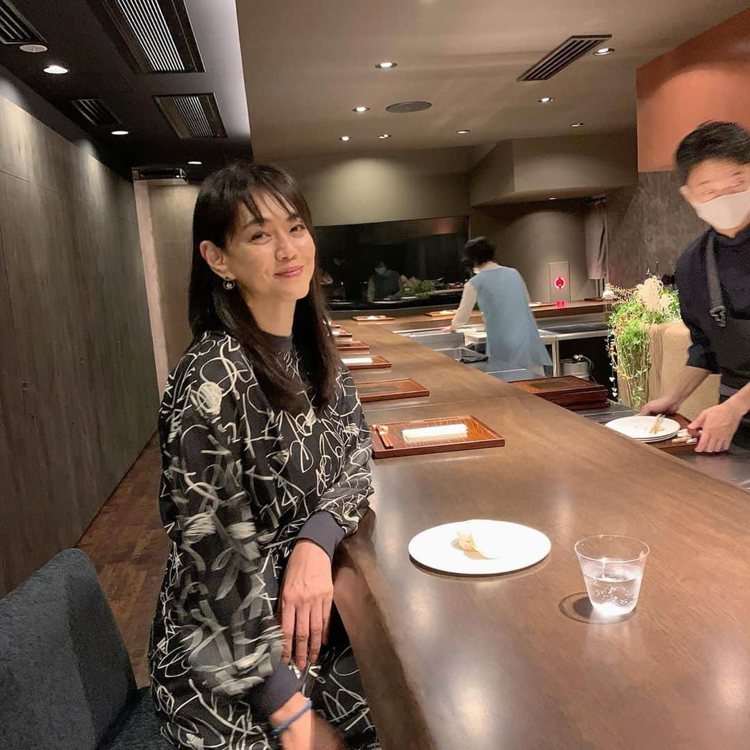 前田典子さんのインスタグラム写真 - (前田典子Instagram)「#gemsaoyamacroos ９月30日にOPEN した #ジェムズ青山クロス  #グルメ中心 の商業施設  先週、プレオープン #内覧会へ #新しい#レストラン　の 試食会にいってきました❣️  #デンクシフロリ　 #串料理　の #ブータンノワールりんご #大福をメレンゲで挟んだデザート😊  #意気な寿司処阿部 🍣　 #かつおのづけ  #こはだ  #きのこ鍋　　🍄 #シャングリラシークレット #トムヤムヌードル #豆花  #美味しかった❣️ #マエノリグルメ」10月2日 22時29分 - maenorichang