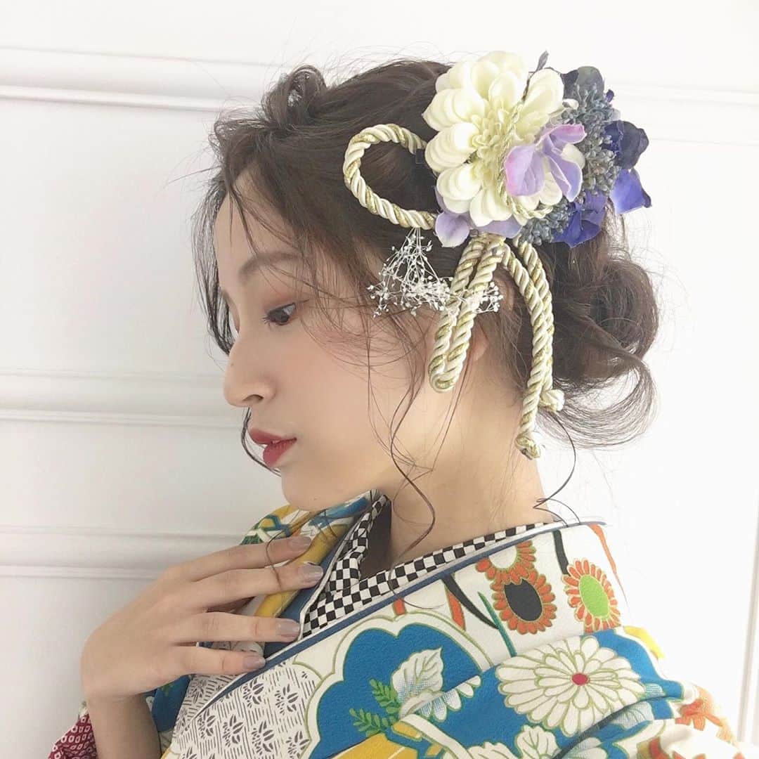 佐藤華純のインスタグラム：「.  【 #SISUI 】  SISUI(@sisui_kimono )さんで袴の撮影をしていただきました👘  自分では選ばないような色や柄の着物を着せてもらって、終始ワクワクッ✨  髪型もメイクも可愛くしてもらいました！  袴レンタルをお考えの方は是非SISUIへ🌿  #ミスキャンパス立命館2020 #MCR2020  #立命館 #立命館大学 #京都 #女子大生  #ミスキャン #ミスコン #ファイナリスト  #シスイ #袴レンタル #成人式 #前撮り #着物ヘア #着物アレンジ」