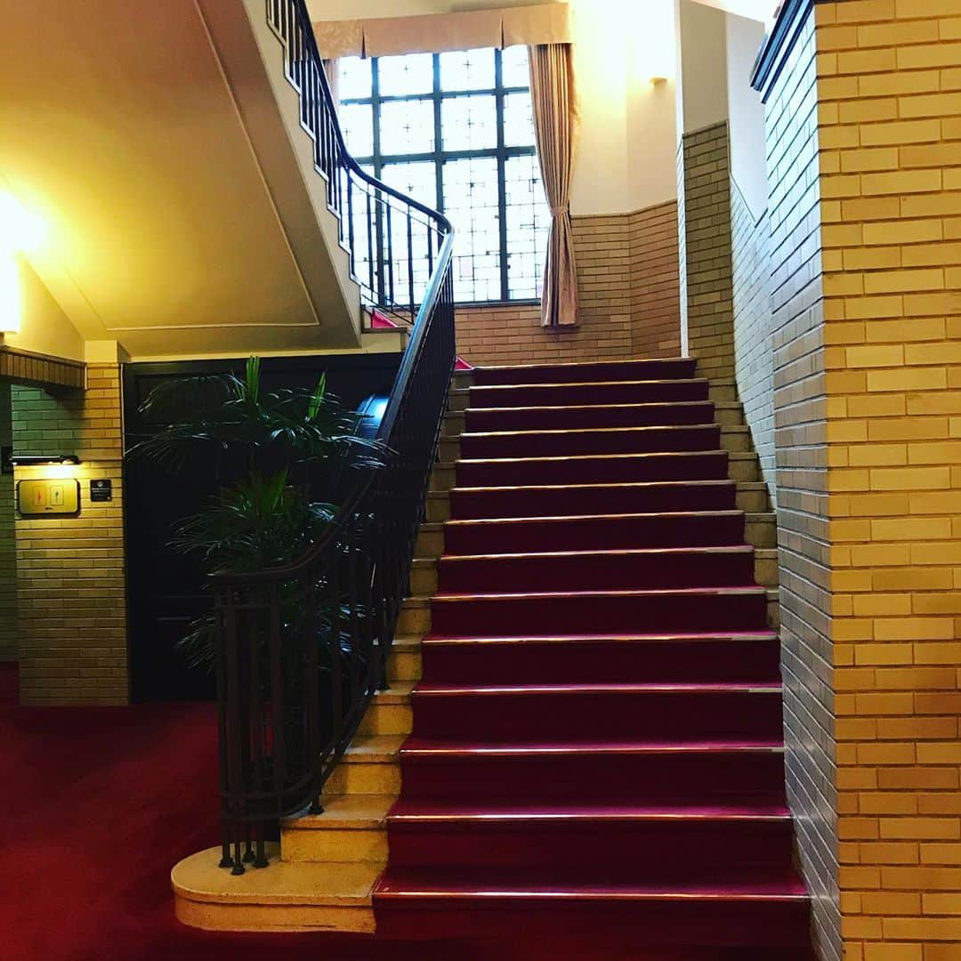 福田葉子さんのインスタグラム写真 - (福田葉子Instagram)「学士会館で中華ランチ。どっかで見たような…と思った方は半沢ファン？ドラマ半沢直樹の「土下座会議室」と赤絨毯の廊下といえばここ、学士会館がロケ地。一作目から東京中央銀行役員会議室はこの中の大会議室なんです。弊社、小学館ビル斜め向かいにあるクラシカルな洋館は、旧帝大OBのために建てられた歴史的建造物。上階にはホテルもあるんですよ。 中華の紅楼夢の麻婆豆腐は辛いのと辛くない2種あり私は後者。天井高くて気持ちいい空間が好きです。天ぷらやお寿司、カフェバーもあります。 神保町の静かな名所です。 #lunch #chinese #yummy #神保町　#学士会館　#紅楼夢　#中華　#ランチ　#神保町ランチ　#半沢直樹　#ロケ地　#土下座会議室　#東京中央銀行」10月2日 22時32分 - yoyoyokoko