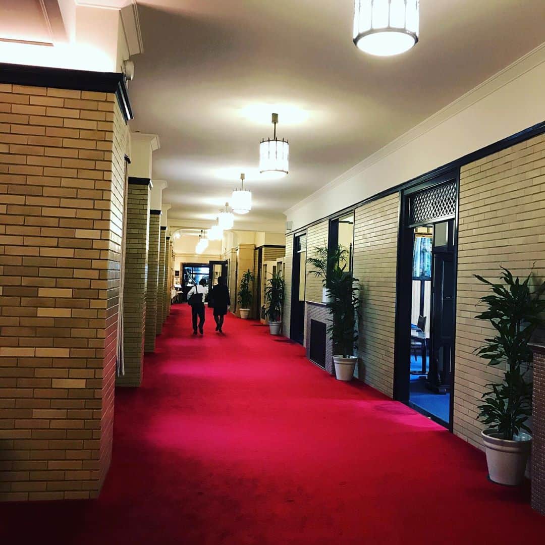 福田葉子さんのインスタグラム写真 - (福田葉子Instagram)「学士会館で中華ランチ。どっかで見たような…と思った方は半沢ファン？ドラマ半沢直樹の「土下座会議室」と赤絨毯の廊下といえばここ、学士会館がロケ地。一作目から東京中央銀行役員会議室はこの中の大会議室なんです。弊社、小学館ビル斜め向かいにあるクラシカルな洋館は、旧帝大OBのために建てられた歴史的建造物。上階にはホテルもあるんですよ。 中華の紅楼夢の麻婆豆腐は辛いのと辛くない2種あり私は後者。天井高くて気持ちいい空間が好きです。天ぷらやお寿司、カフェバーもあります。 神保町の静かな名所です。 #lunch #chinese #yummy #神保町　#学士会館　#紅楼夢　#中華　#ランチ　#神保町ランチ　#半沢直樹　#ロケ地　#土下座会議室　#東京中央銀行」10月2日 22時32分 - yoyoyokoko